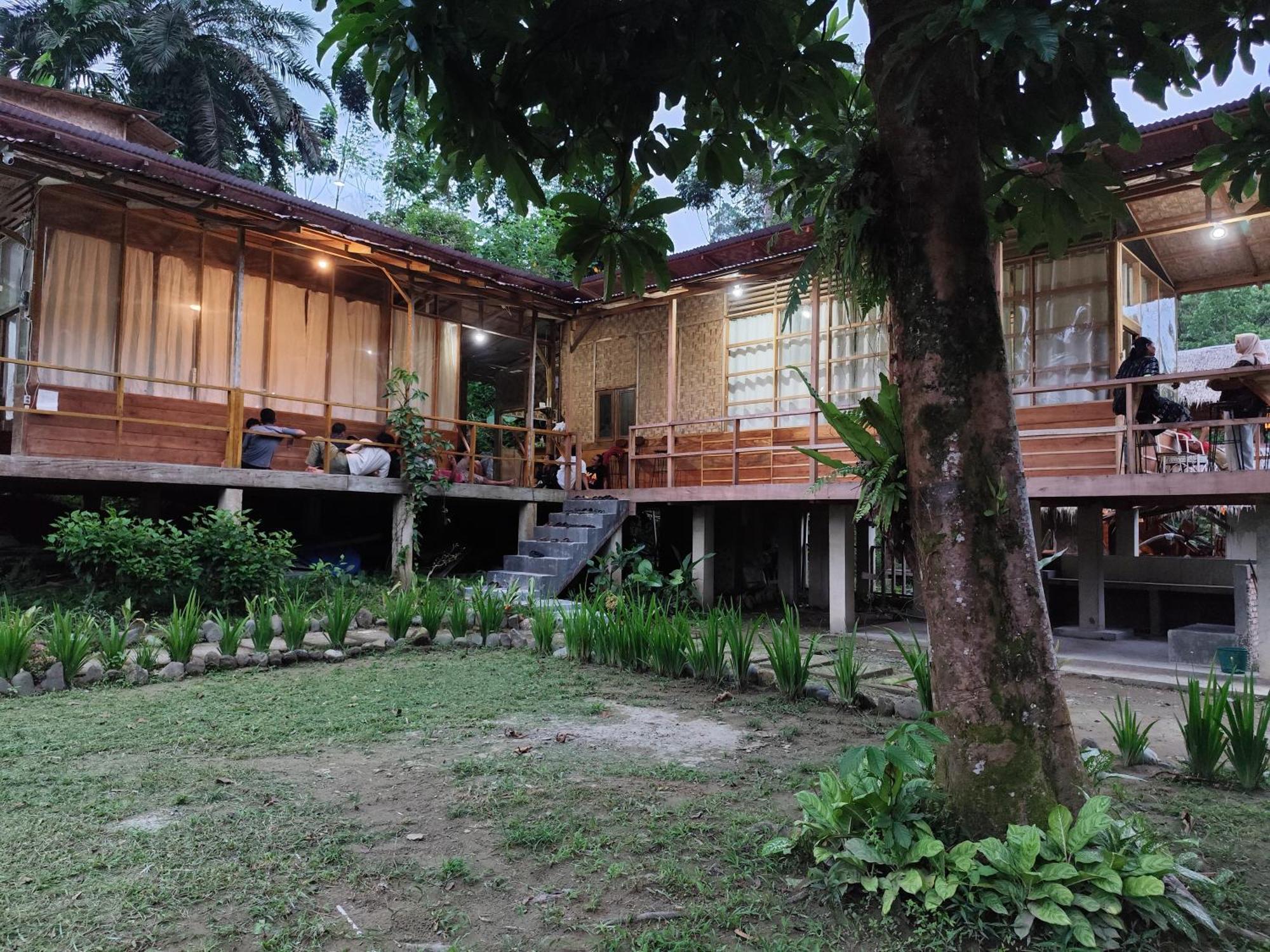 Bua Guesthouse Tangkahan Esterno foto